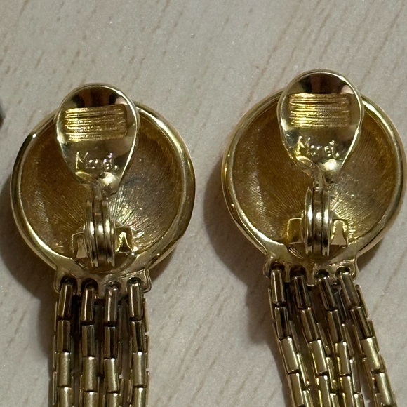 1970s Vintage Monet Gold Tone Tassel Clip On Earrings - Picture 4 of 4
